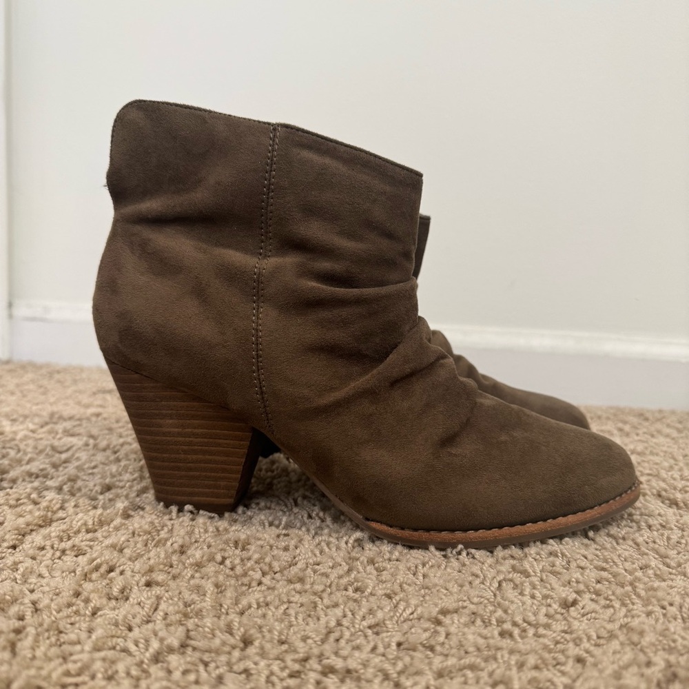 Diba Festival Brown Suede Slouch Bootie Chunky Heel Almond Toe Women's 8.5 - Picture 2 of 9